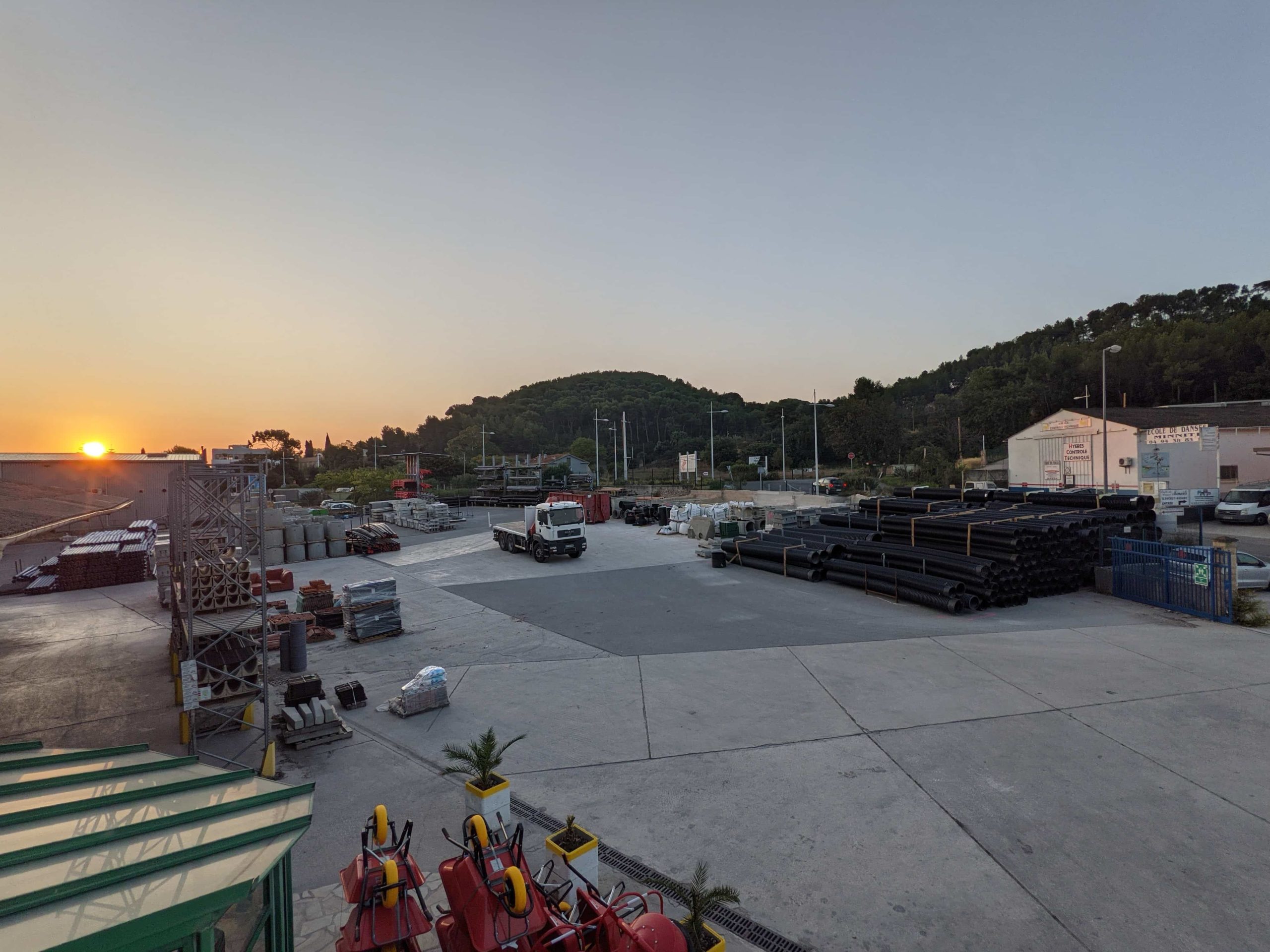 L'agence Matériaux SIMC de Hyères avec le levé du soleil