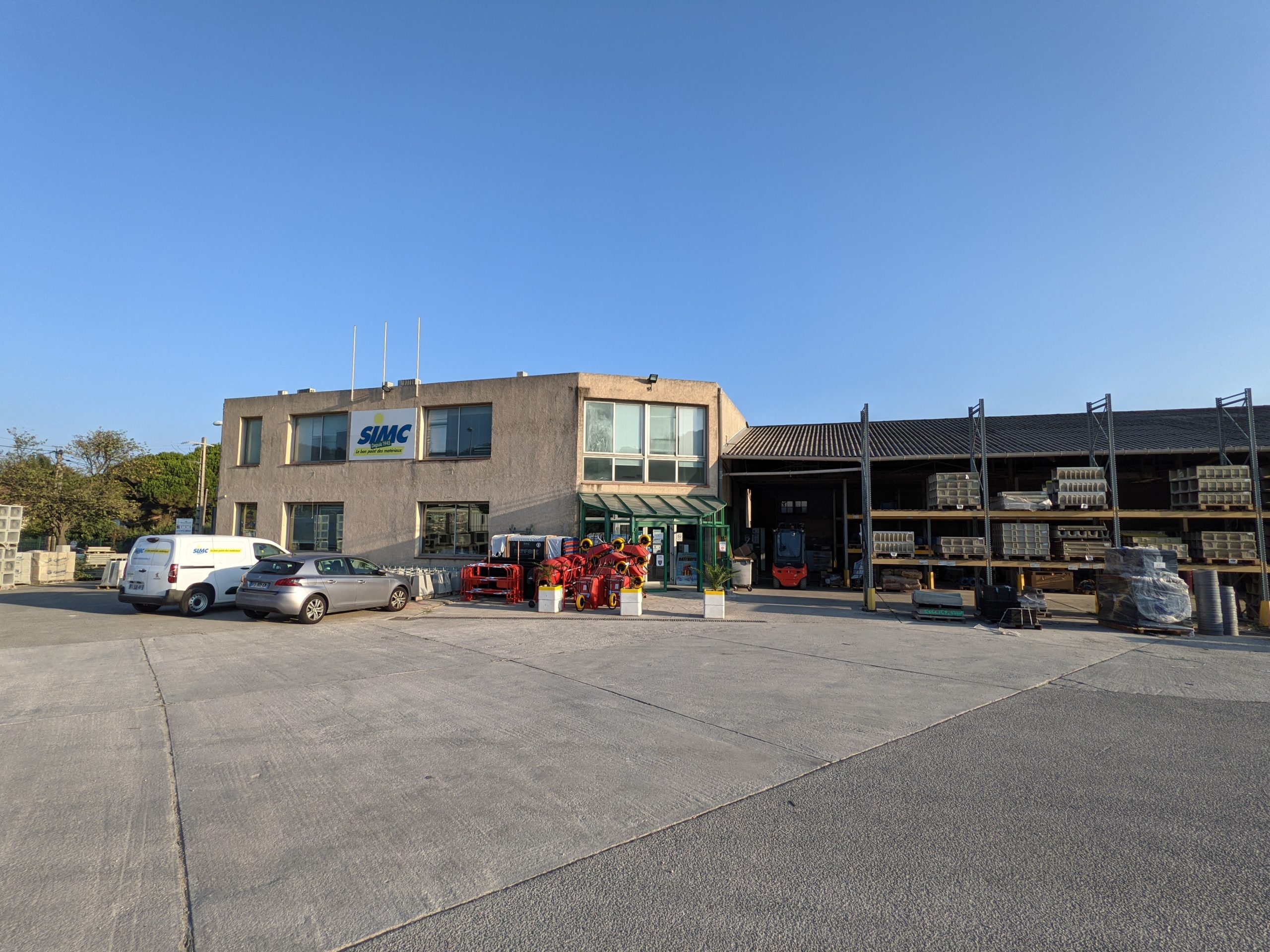 Agence Matériaux SIMC Hyères - Vue de l'entrée du magasin