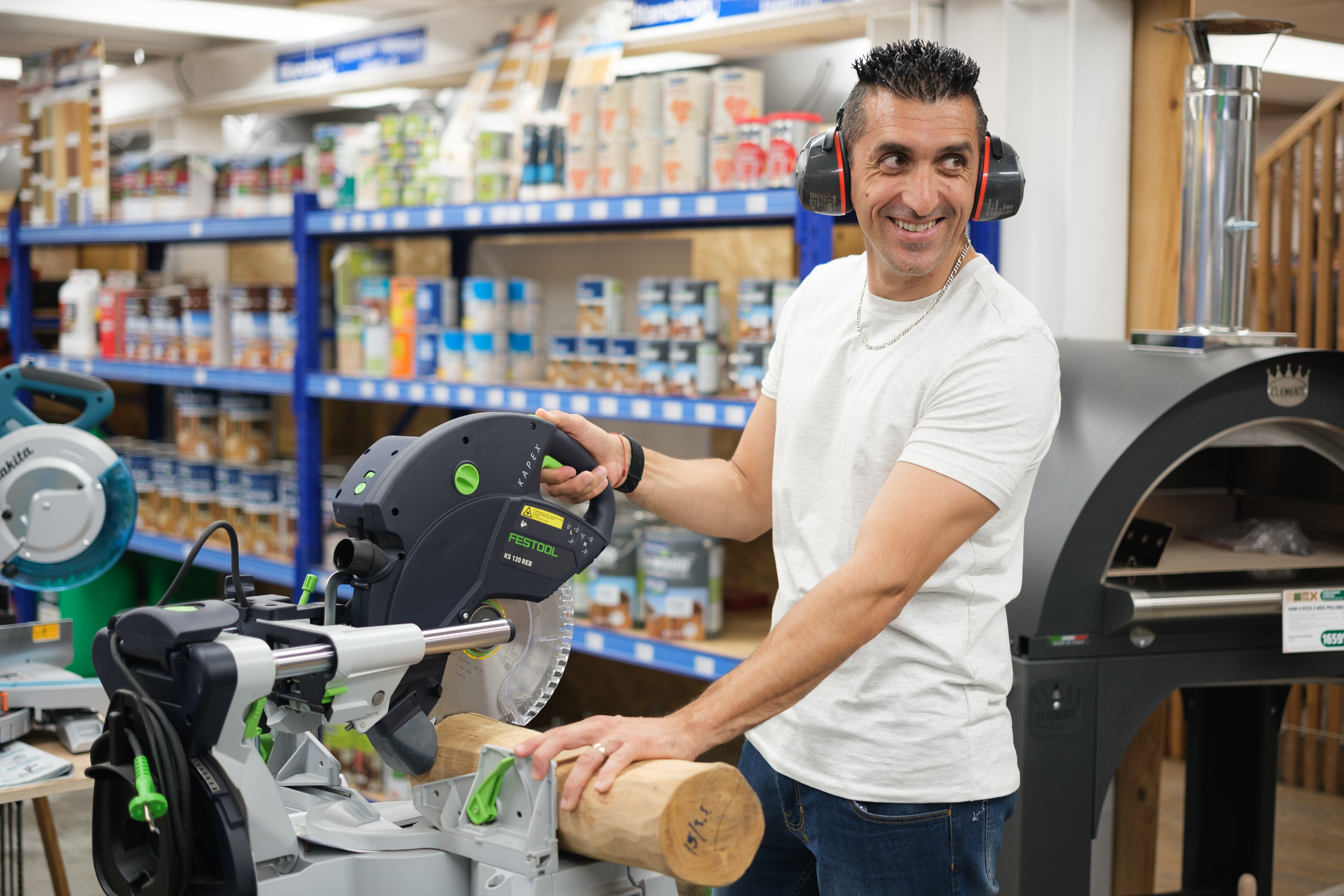 Notre vendeur bois à la découpe avec un outil Festool